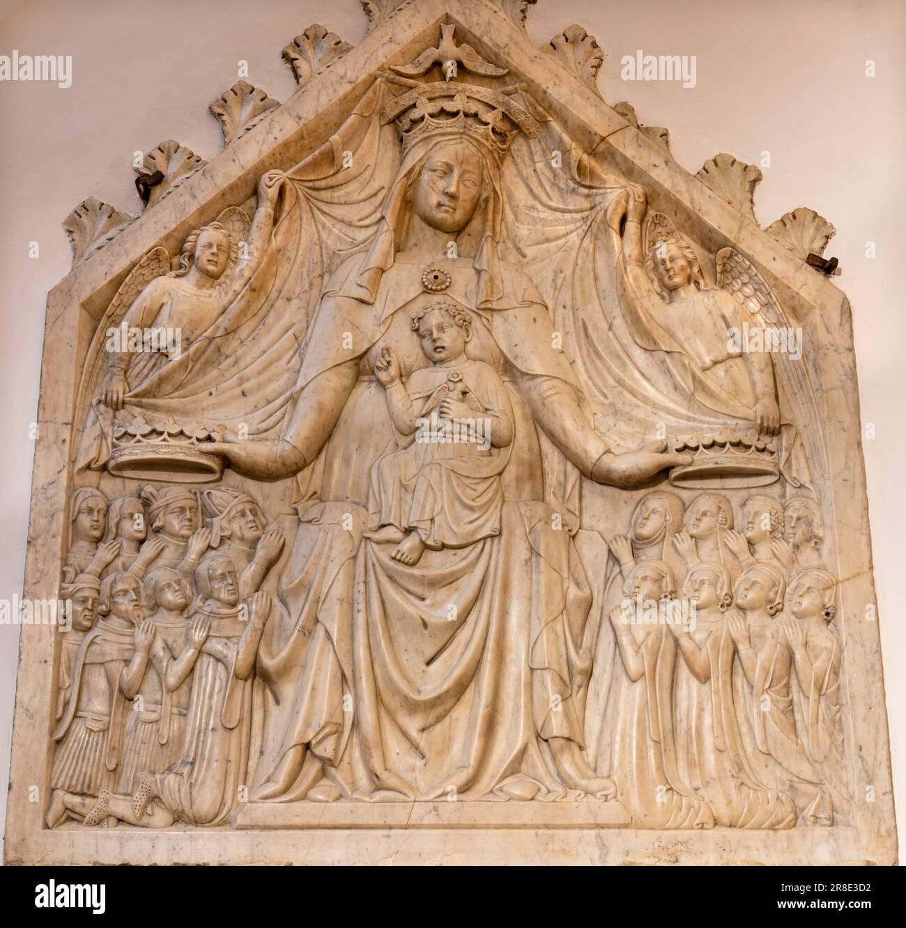 NEAPEL, ITALIEN - 24. APRIL 2023: Die Marmorreste von Madonna mit den Heiligen in der Kirche Chiesa di San Pietro Martire von einem unbekannten Künstler aus dem Jahr 15. Cent. Stockfoto