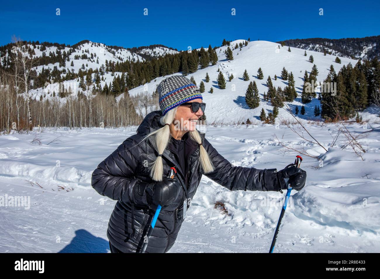 USA, Idaho, Ketchum, Senior Wanderer im Winter in den Bergen Stockfoto