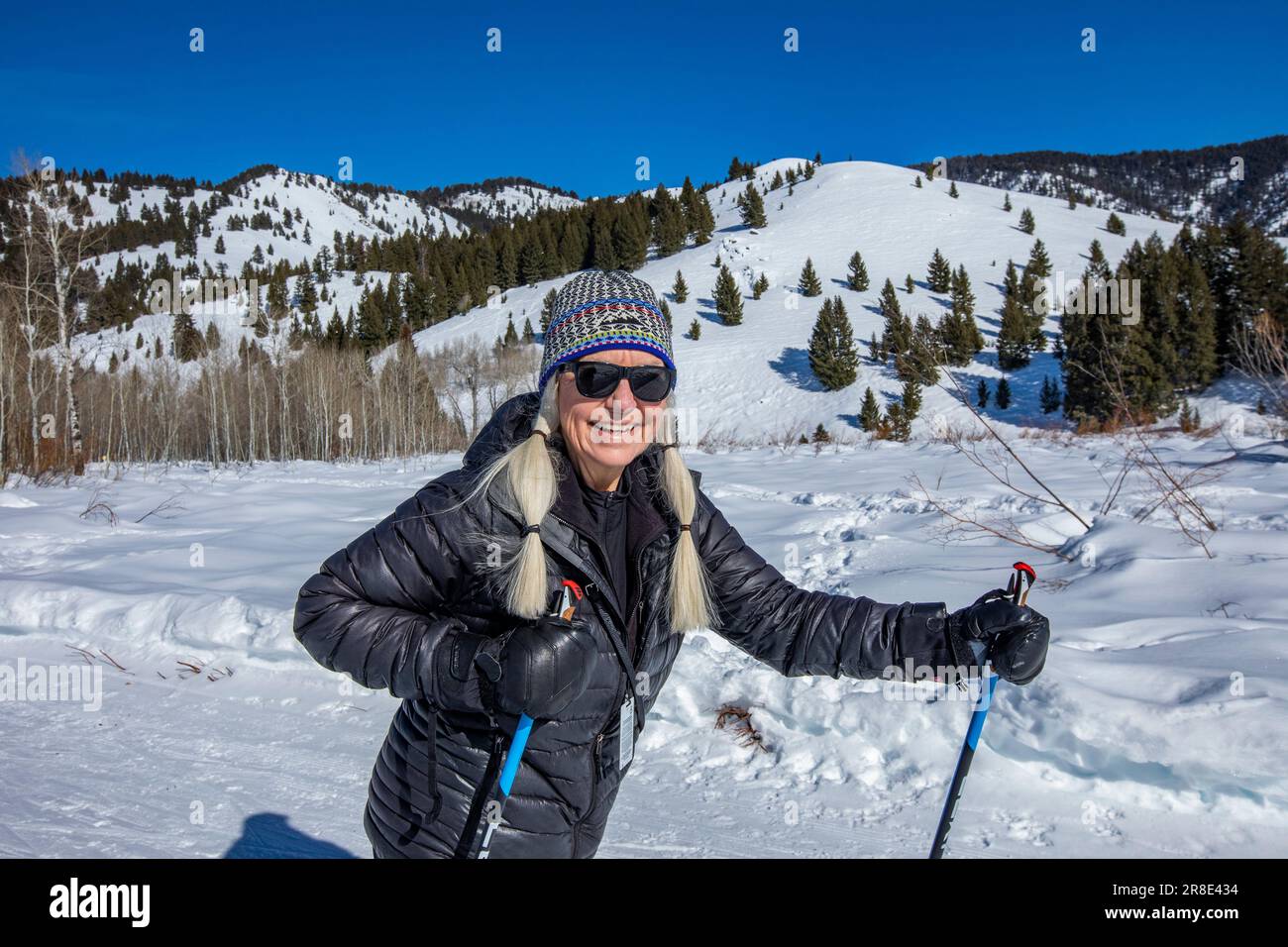 USA, Idaho, Ketchum, Senior Wanderer im Winter in den Bergen Stockfoto