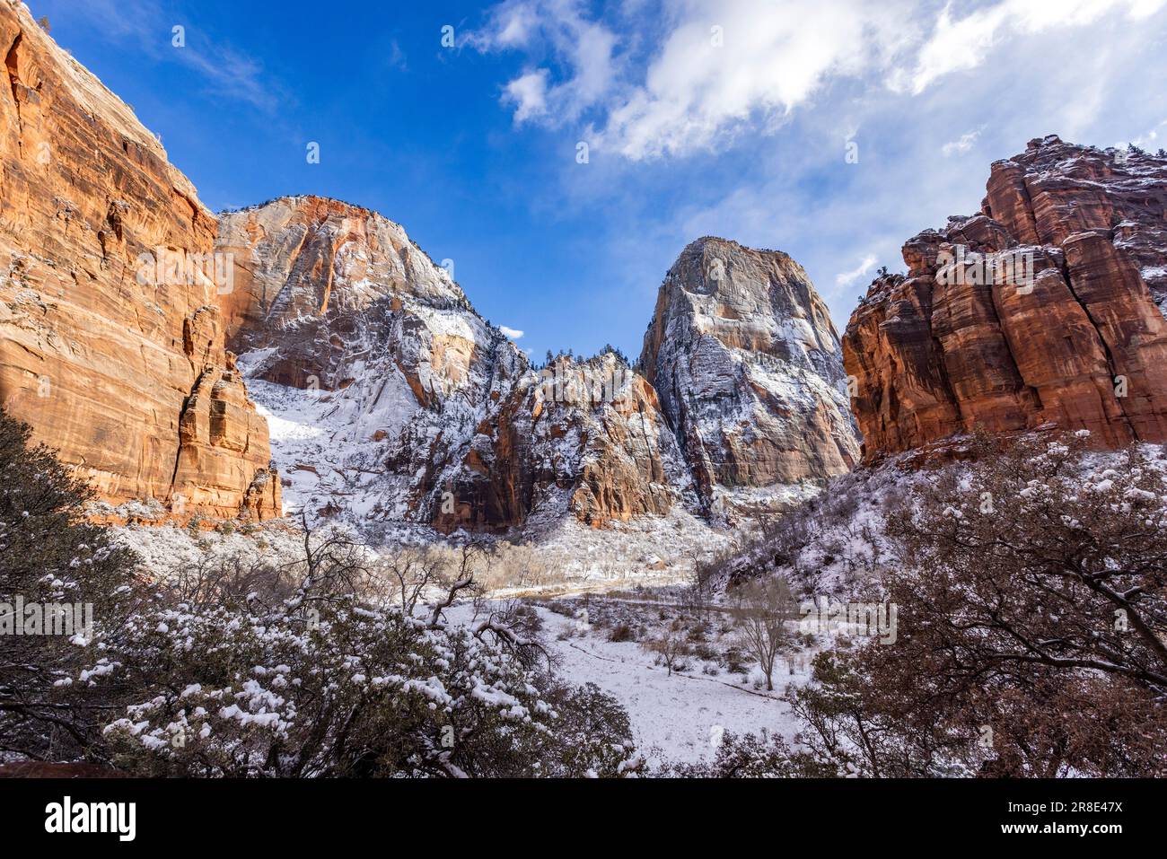 USA, Utah, Springdale, Zion National Park, Panoramablick auf die Berge im Winter Stockfoto
