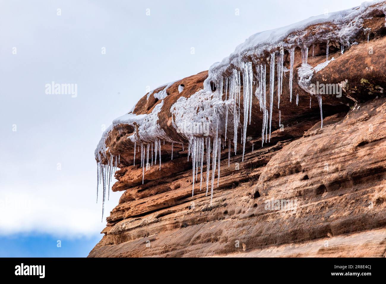 USA, Utah, Springdale, Zion National Park, Eiszapfen hängen von Felsen in den Bergen Stockfoto