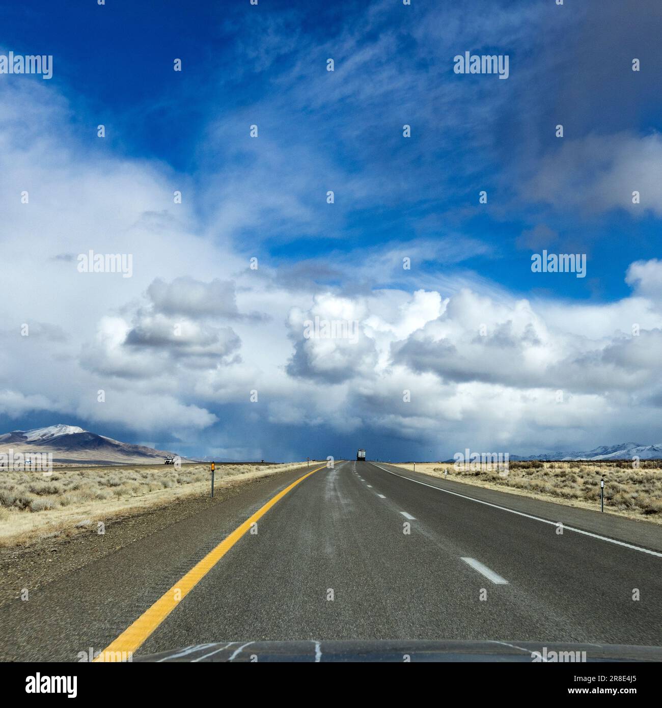 USA, Nevada, Winnemucca, Highway, der zu weißen Wolken am Horizont führt Stockfoto