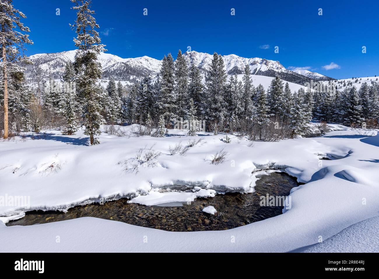 USA, Idaho, Sun Valley, Fluss fließt im Winter in den Bergen Stockfoto