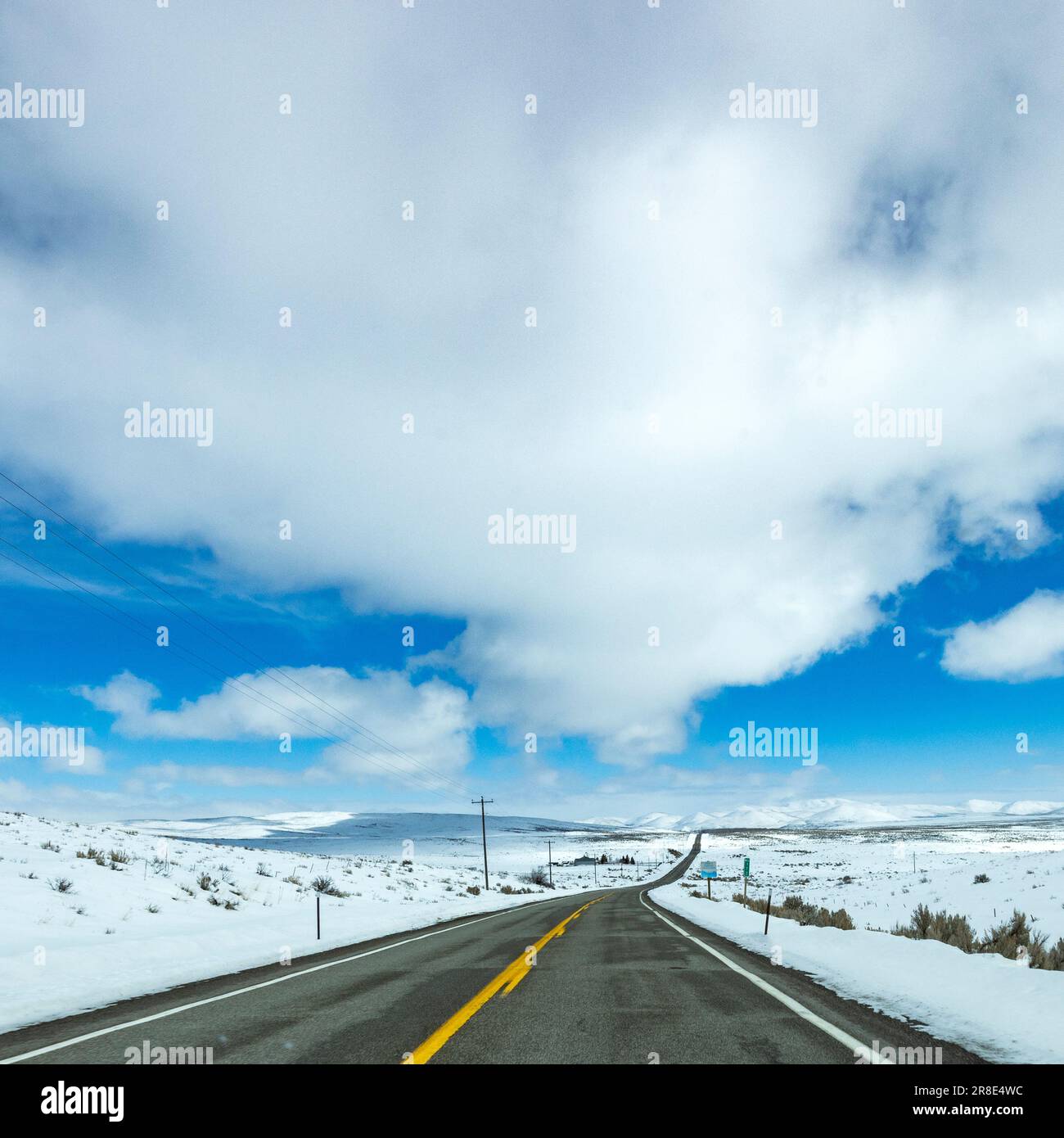 USA, Idaho, Sun Valley, Highway durch schneebedeckte Landschaft Stockfoto