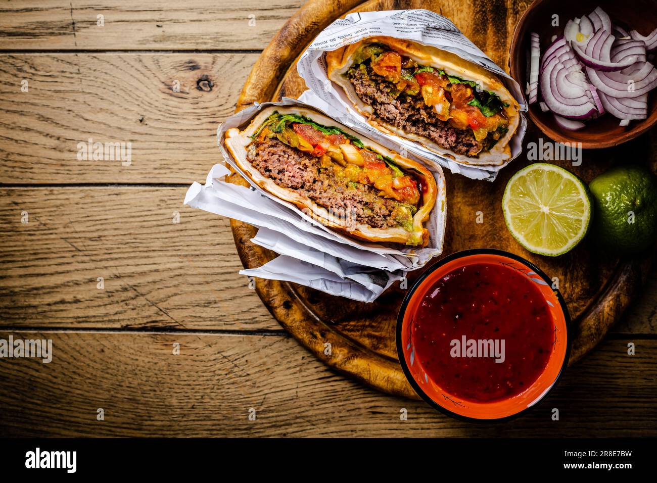 Hamburger oder Sandwich, Rindertorta mit Salsa Dip und Guacamole. Mexikanische Küche. Stockfoto