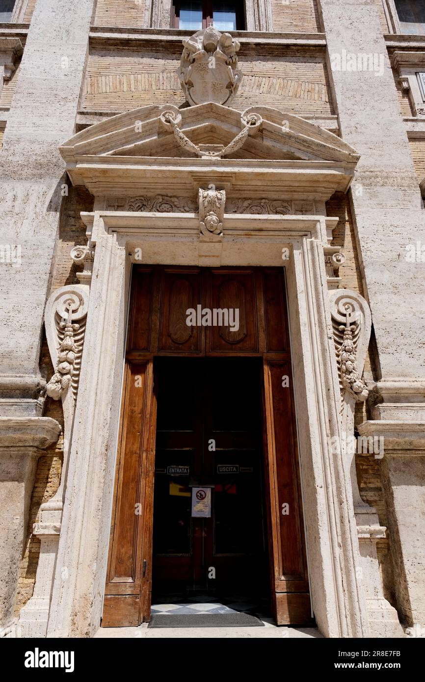 Der Eingang zur Chiesa Santa Maria in Trivio in Rom, Italien Stockfoto