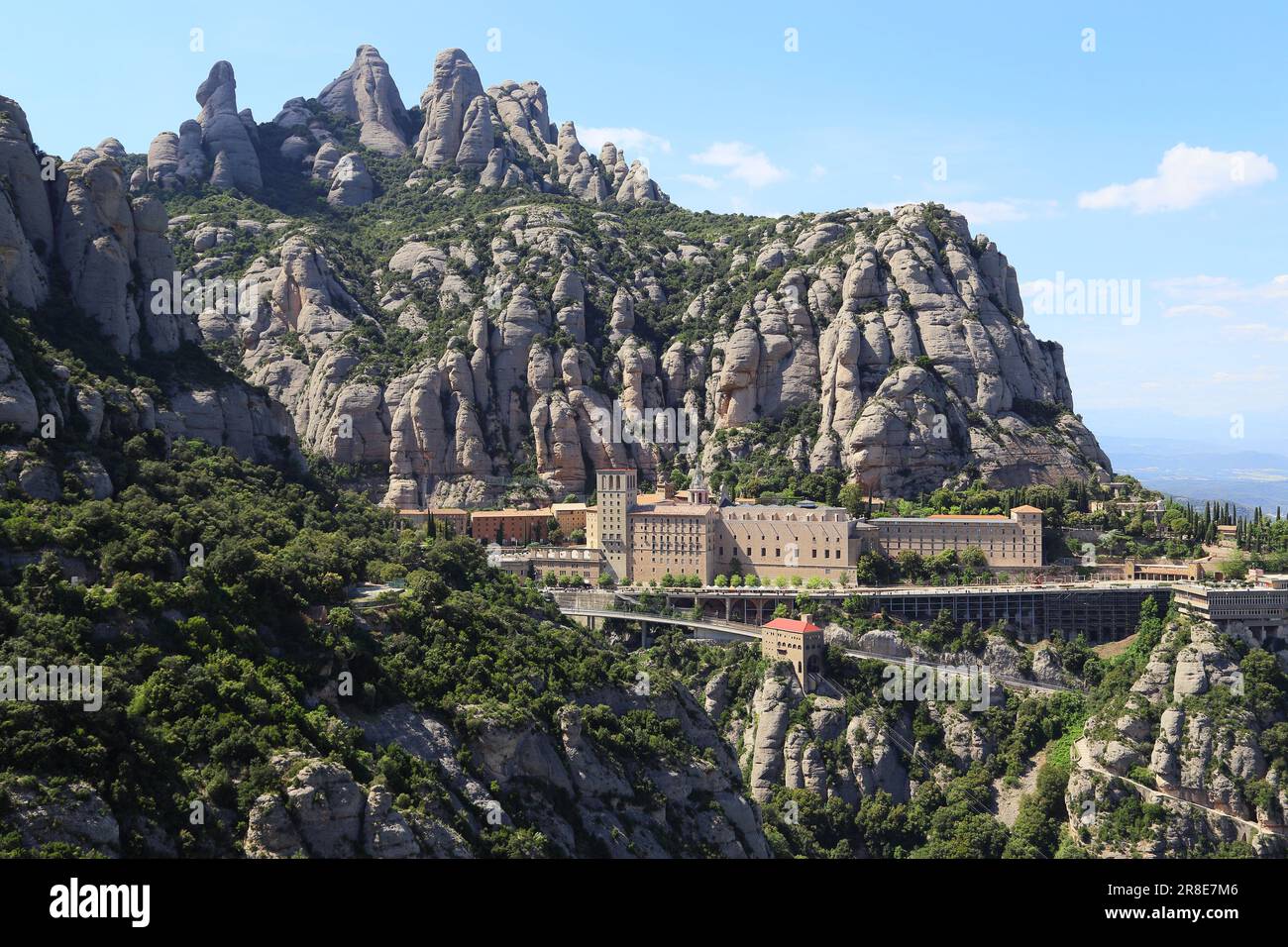 MONTSERRAT, SPANIEN - 15. MAI 2017: Dies ist ein Benediktinerkloster auf dem heiligen Berg Montserrat mit bizarren Felsen. Stockfoto