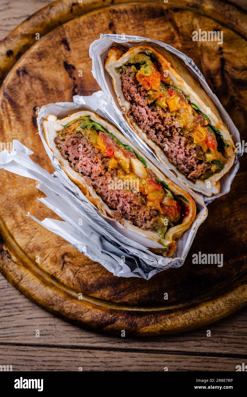 Hamburger oder Sandwich, Rindertorta mit Salsa Dip und Guacamole. Mexikanische Küche. Stockfoto
