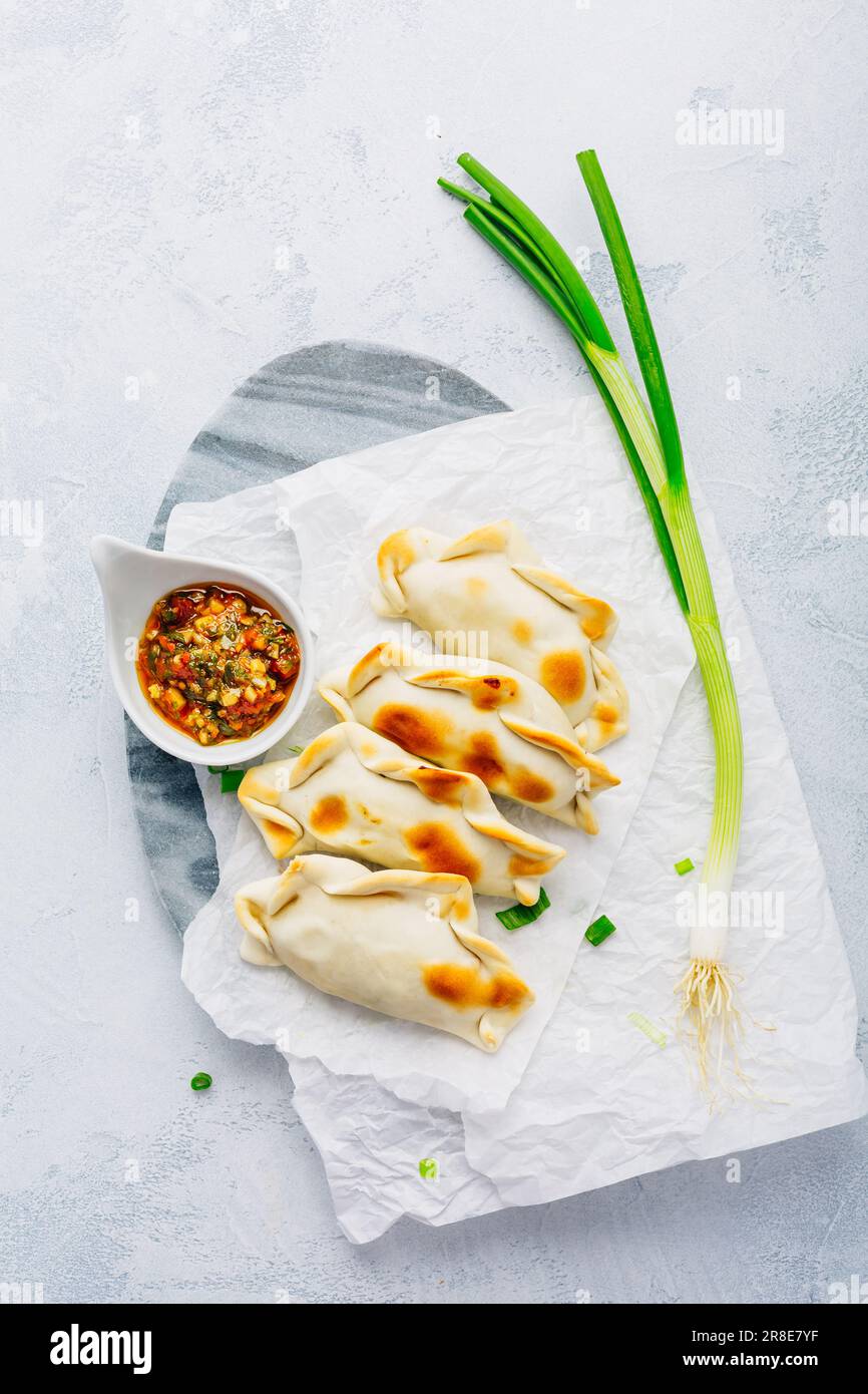 Gemüseempanadas mit Chimichurri-Sauce. Lateinamerikanische Küche. Stockfoto