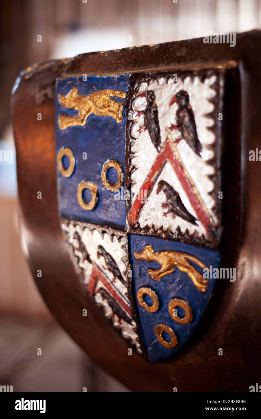 Wappen auf achteckigem Marmor, St.-Nikolaus-Kathedrale, Newcastle-upon-Tyne Stockfoto