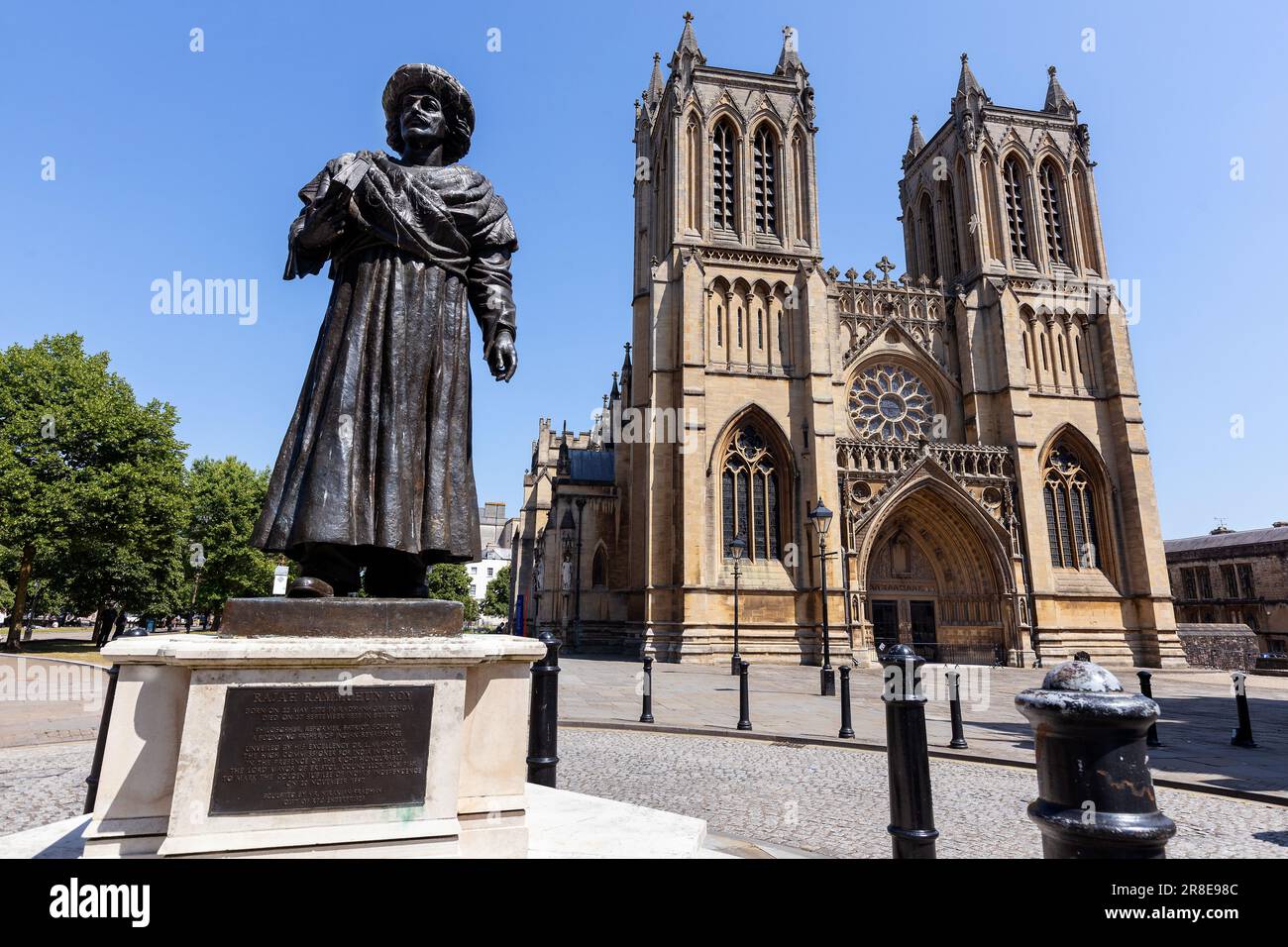 Eine Statue von Rajah Rammohun ist vor der Bristol Cathedral, Großbritannien, zu sehen Stockfoto