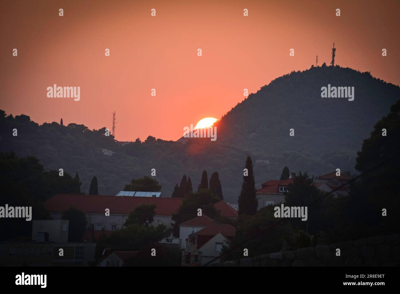 Die Sonne geht hinter den Hügeln von Dubrovnik, Kroatien, unter Stockfoto