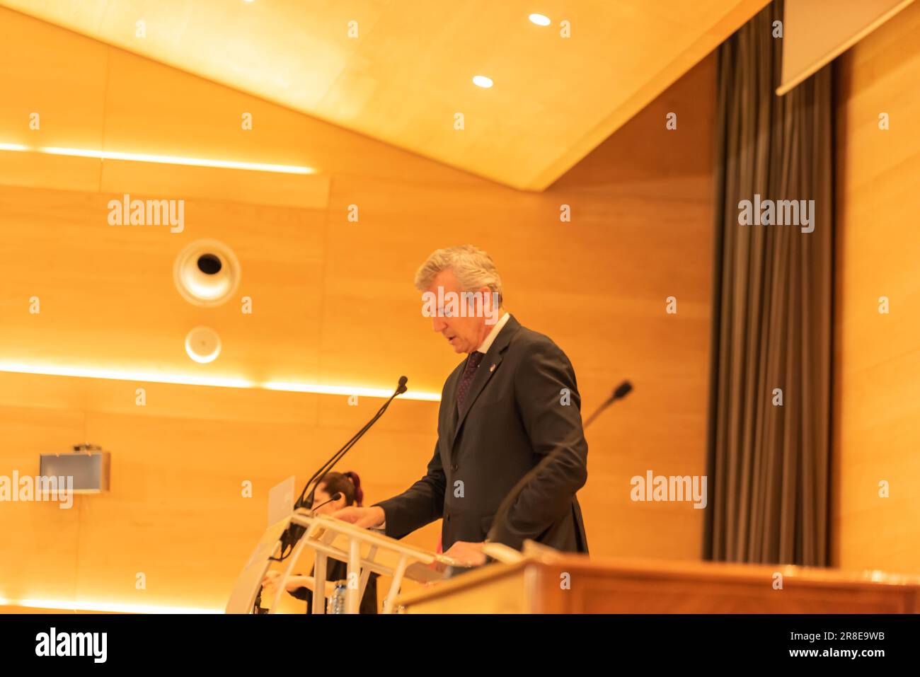 Pontevedra, Spanien. Juni 20. 2023. Der Leiter der galicischen Regierung, Alfonso Rueda, wird in Begleitung des ersten Vizepräsidenten und Ratsmitglieds des Ratsvorsitzes, Justiz und Sport, Diego Calvo, die Amtseinführung von Agustín Reguera als neuer territorialer Delegierter der Xunta de Galicia in Pontevedra leiten. Am Sitz der Gebietsdelegation. Xan Gasalla/Alamy Live News Stockfoto