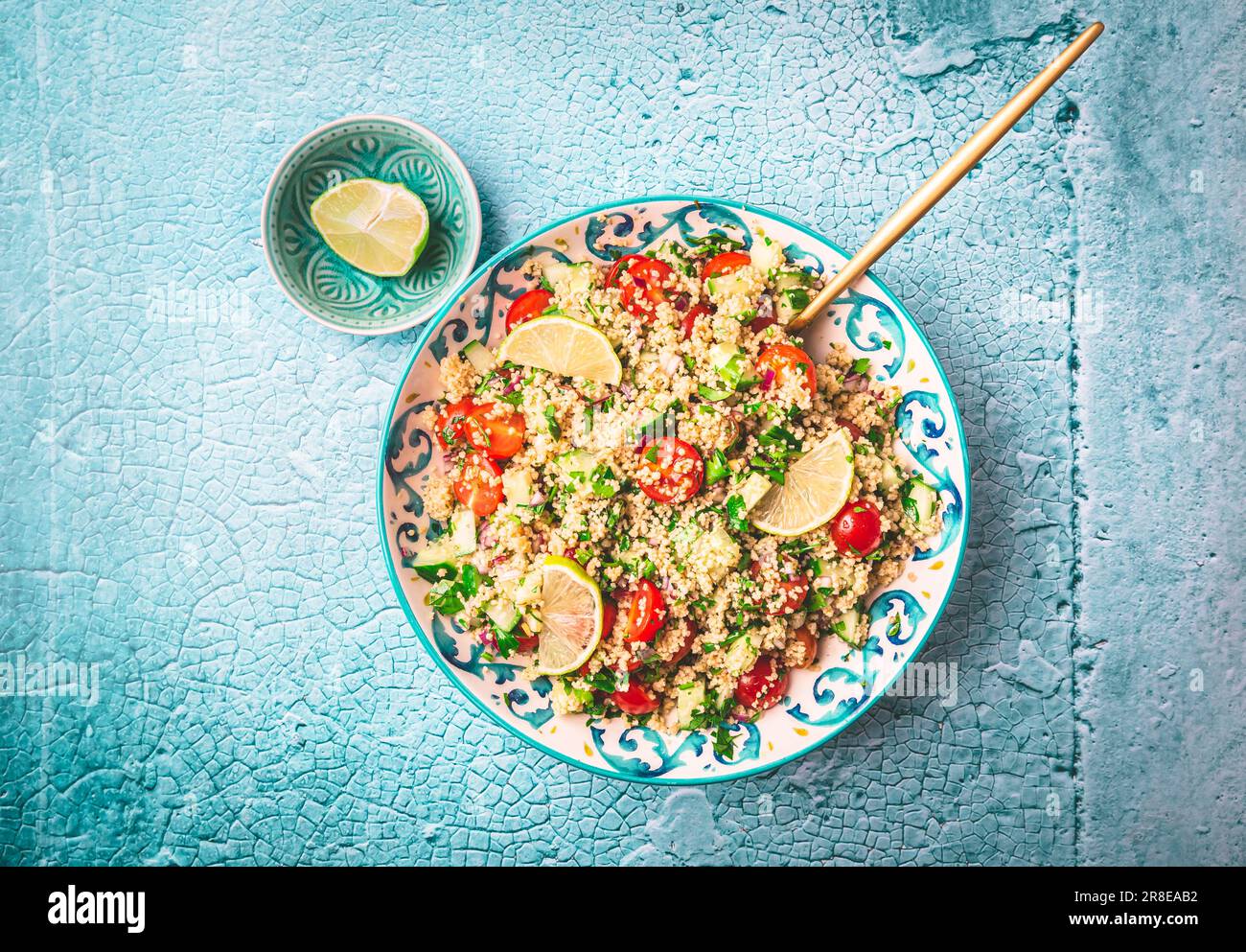 Tabbouleh-Salat, traditionelles nahöstliches und arabisches Gericht. Levantinvegetarischer Salat mit Petersilie, Minze, Bulgur, Tomate und Gurke Stockfoto