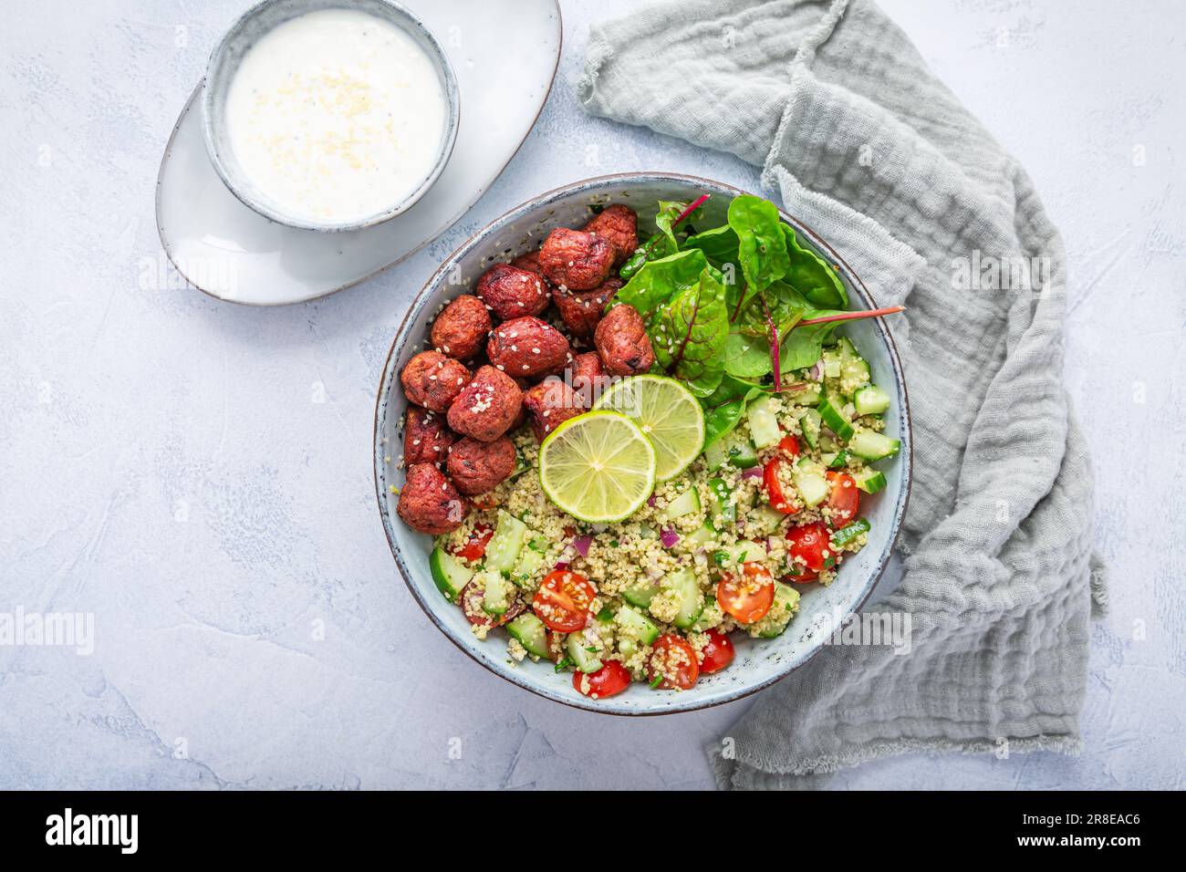 Buddha-Schüssel mit Rote-Bete-Falafel-Kugeln und Zitronenjoghurt-Dip. Tabbouleh-Salat. Levantinvegetarischer Salat. Stockfoto
