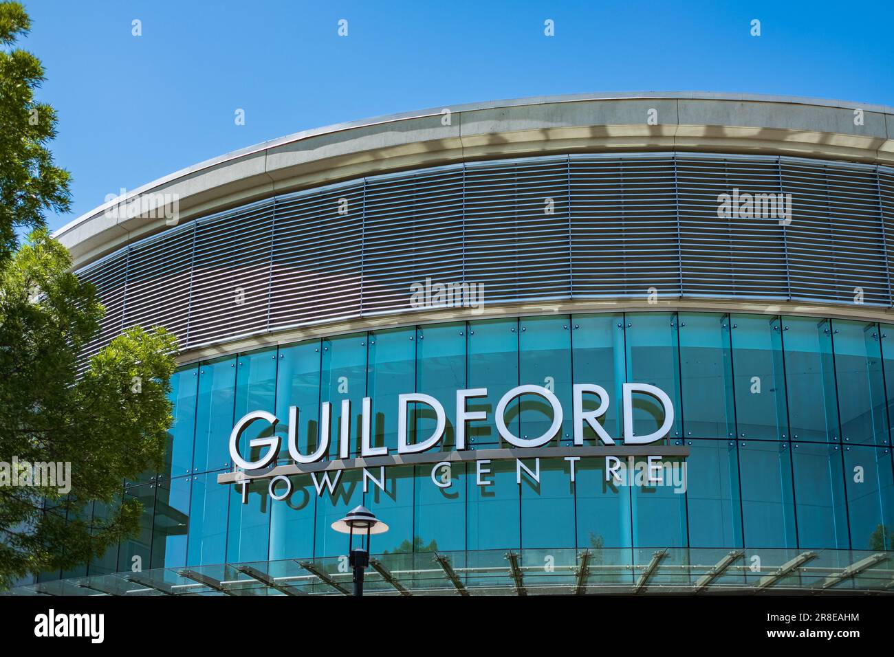 Außenansicht eines modernen Shopping Centre-Gebäudes. Einkaufszentrum im Freien. Beschilderung am Eingang des Guildford Town Centre Shopping Mall während eines sonnigen Sum Stockfoto