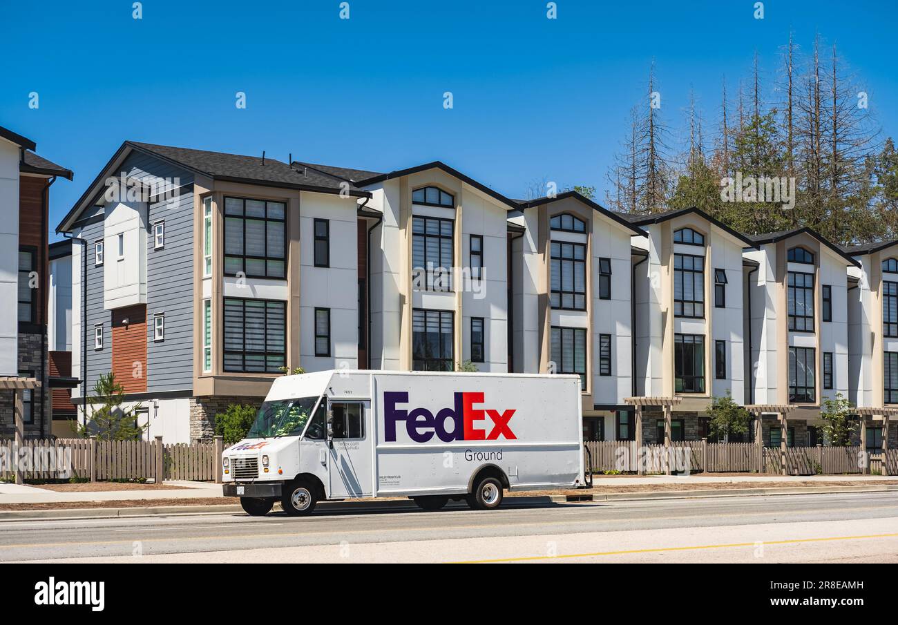 FedEx Express-Lkw auf einer Straße. FedEx ist einer der führenden Paketlieferdienste mit verschiedenen Lieferoptionen und einer der größten weltweit Stockfoto