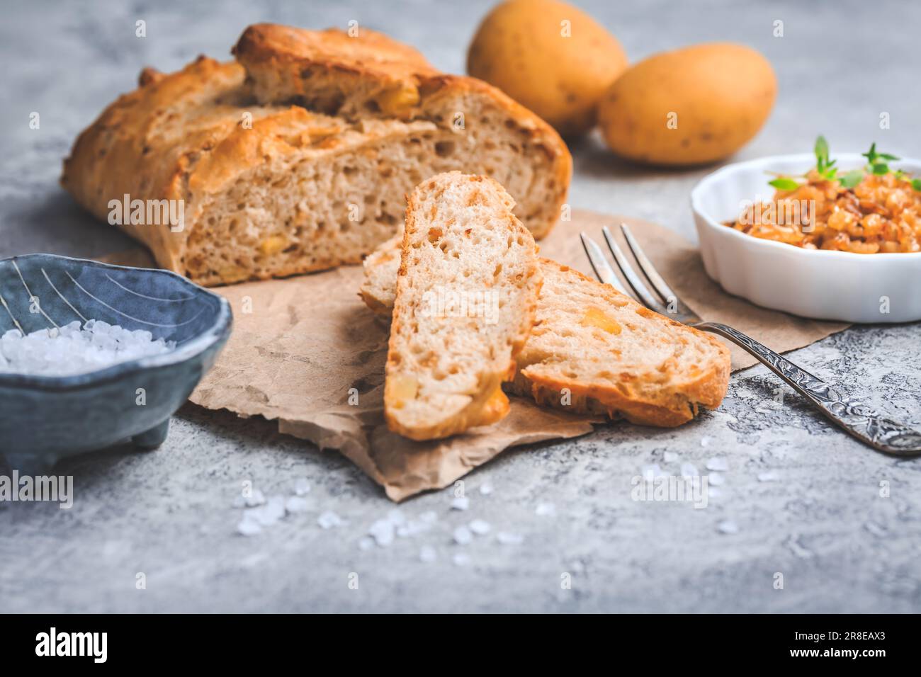 Im Ofen gebackenes Brot mit Karotten und Zwiebeln auf einem Holztisch Stockfoto