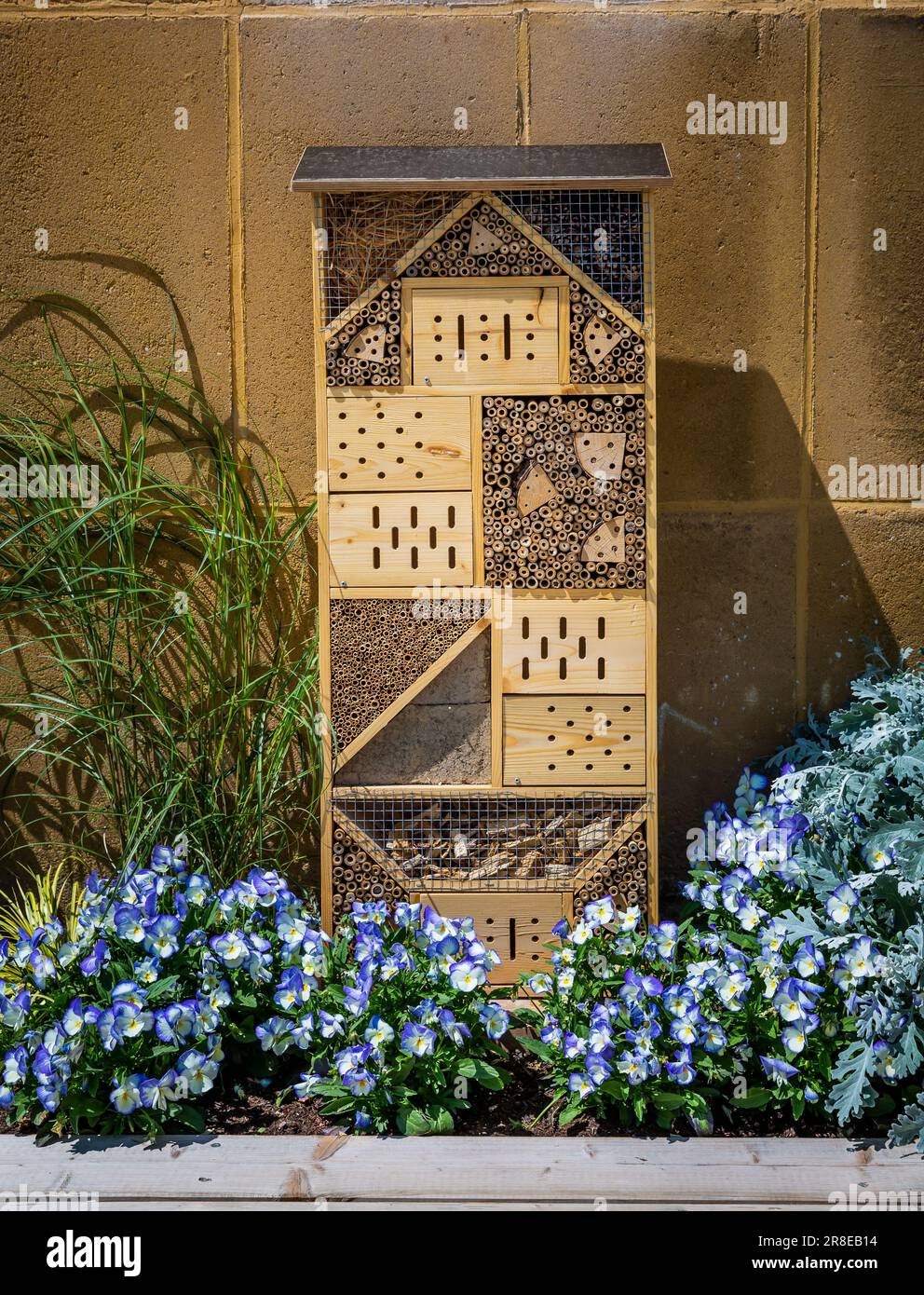 Insektenhotel hergestellt, Insektenhaus aus verschiedenen Materialien, um Bienen und anderen Insekten Schutz und Nisthilfe zu bieten Stockfoto