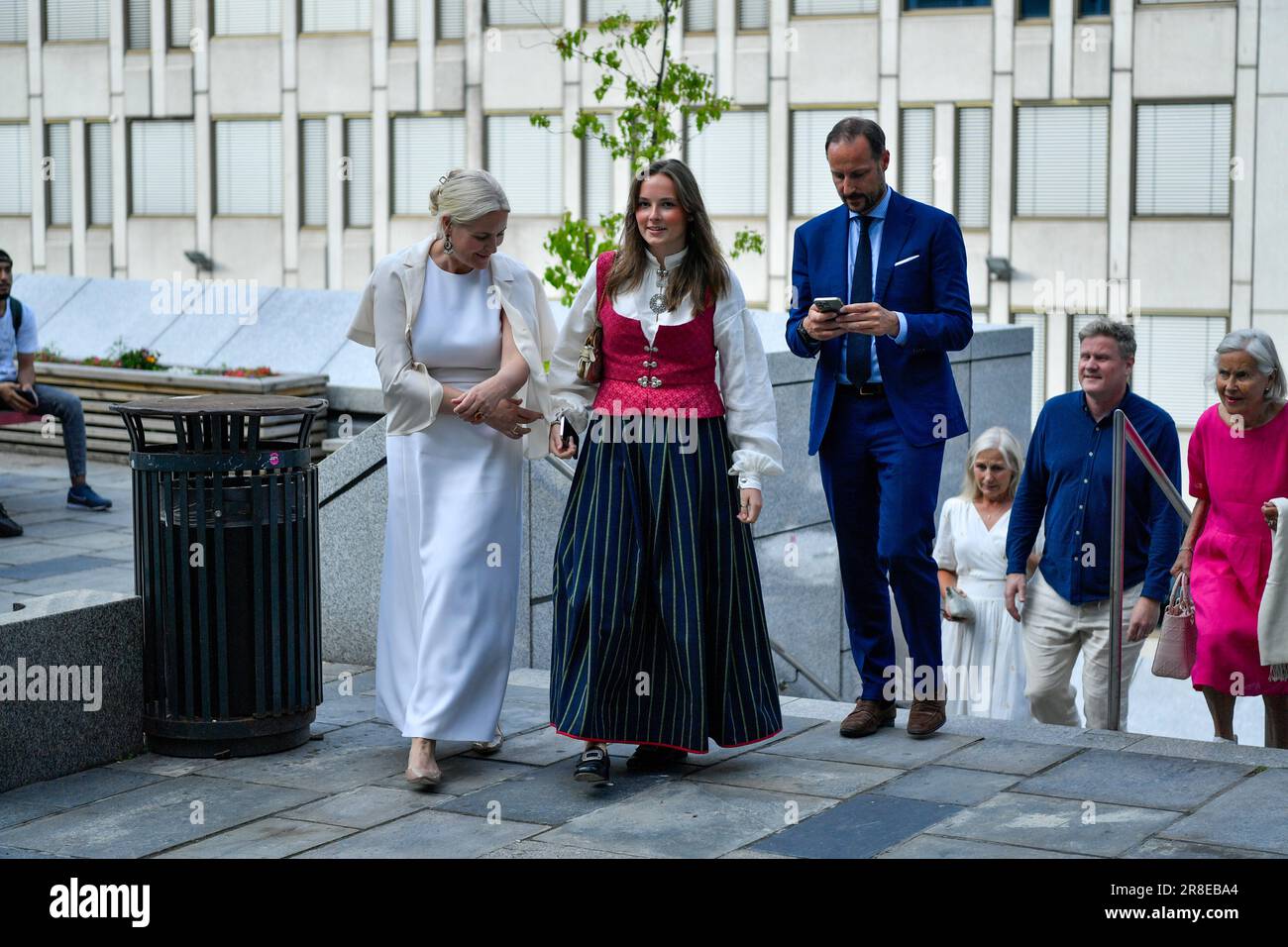 Oslo 20230620. Prinzessin Ingrid Alexandra trifft zusammen mit Kronprinz Haakon und Kronprinzessin Mette-Marit in der Konzerthalle in Oslo ein, um an einer Gala für die Studenten der Elvebakken-Schule teilzunehmen. Foto: Rodrigo Freitas/NTB Stockfoto