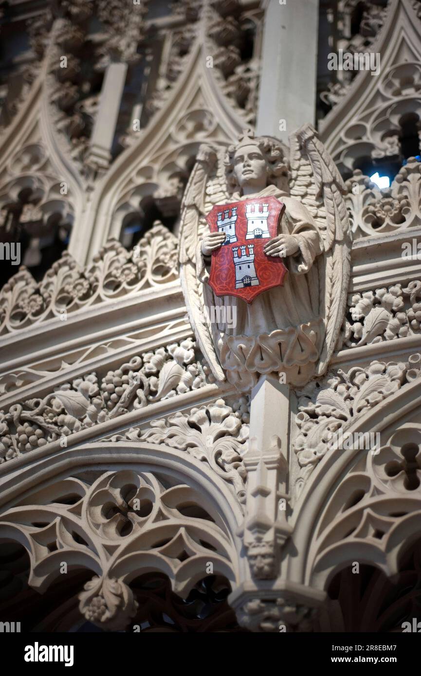 Newcastle-Schild mit geschnitztem Steinengel, St. Nikolaus-Kathedrale, Newcastle-upon-Tyne Stockfoto