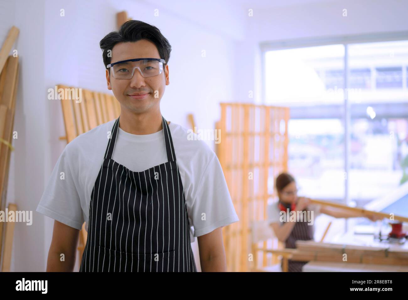 Zimmermannsarbeit in der Werkstatt. Produktkonzept für kleine Unternehmen und Handwerk. Stockfoto