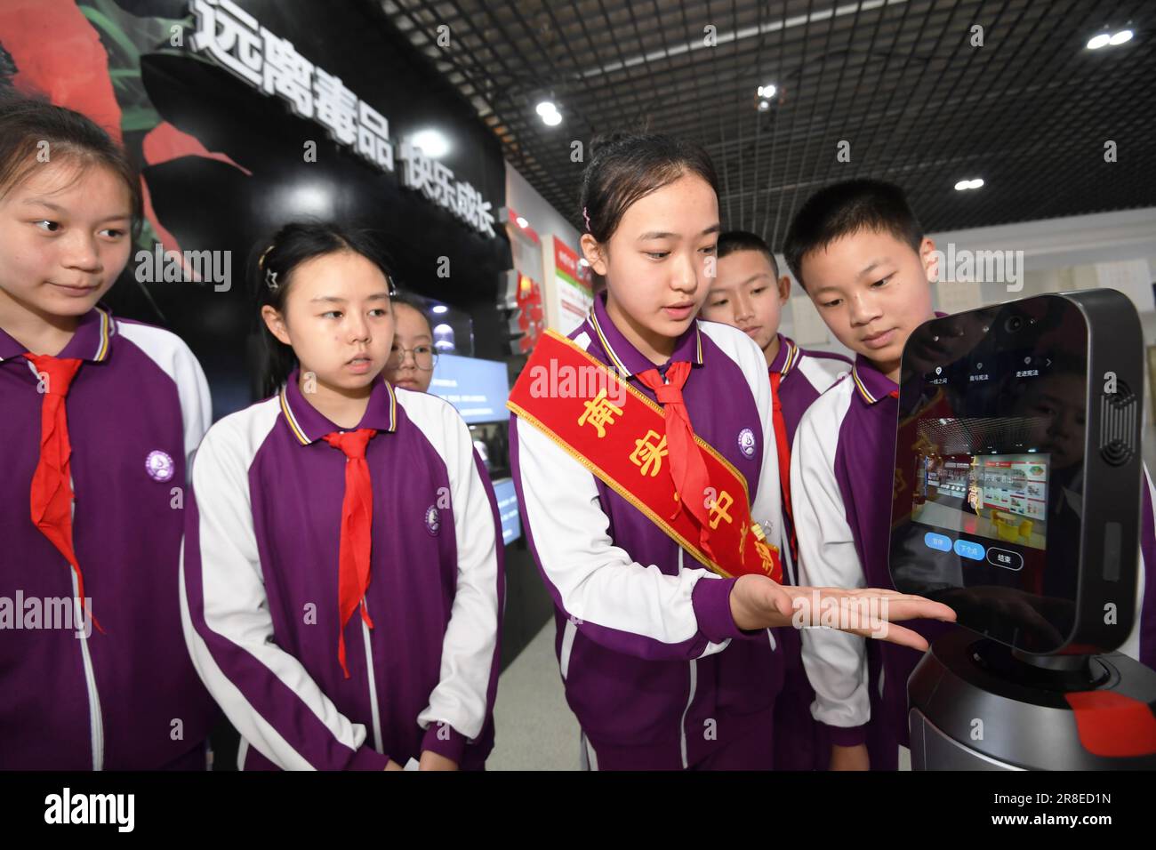 In der Jugendbildungsbasis für Rechtsstaatlichkeit führt ein Roboter „NANNAN“ die Schüler der Mittelschule dazu, die Anti-Drogen-Sektion zu verstehen, 21. Juni 2023, Guiyang, G Stockfoto