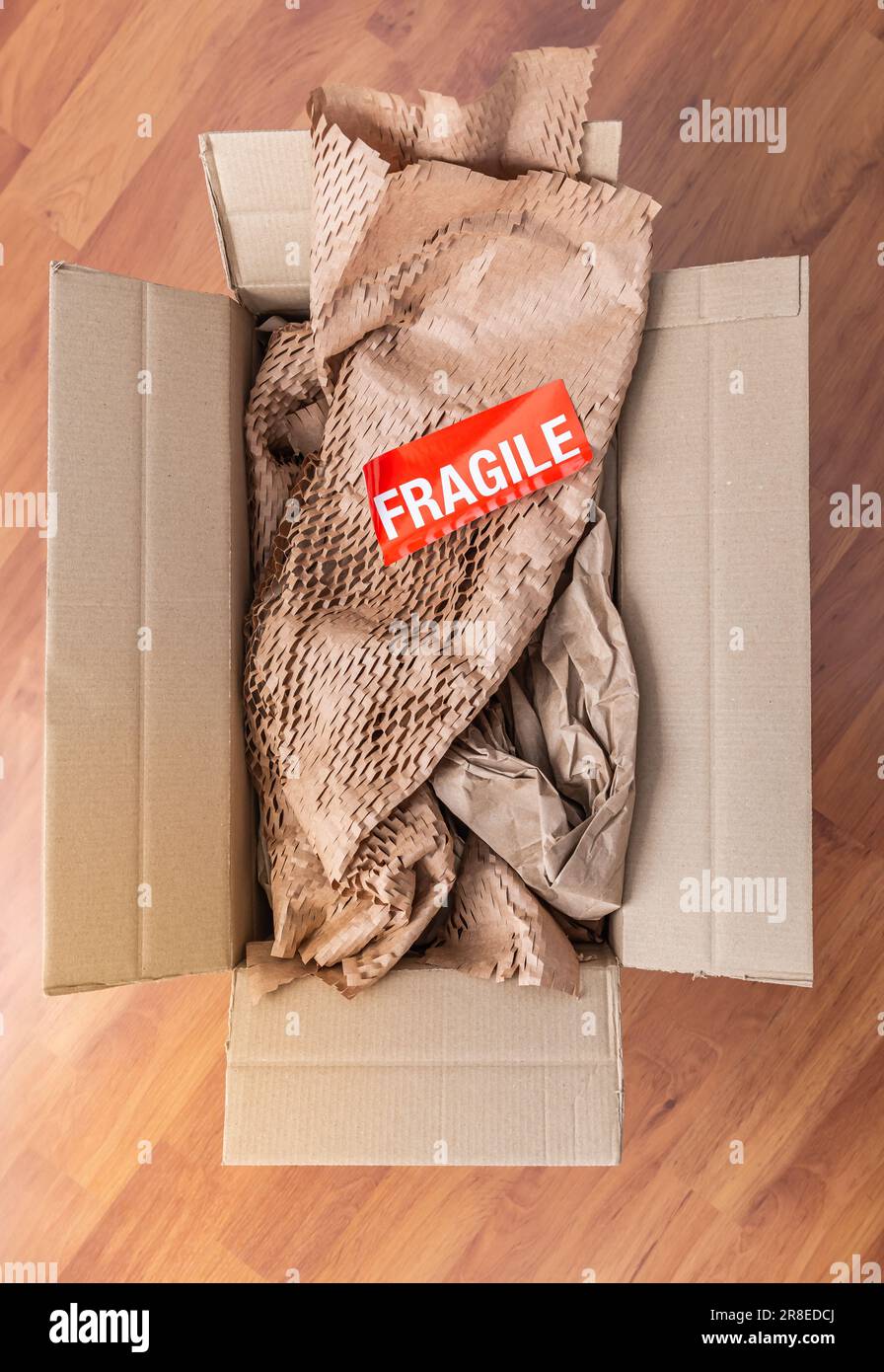 Zustellungs- und Versandservice, Personen- und Versandkonzept – Fragiles Zeichen im Paketkarton Stockfoto