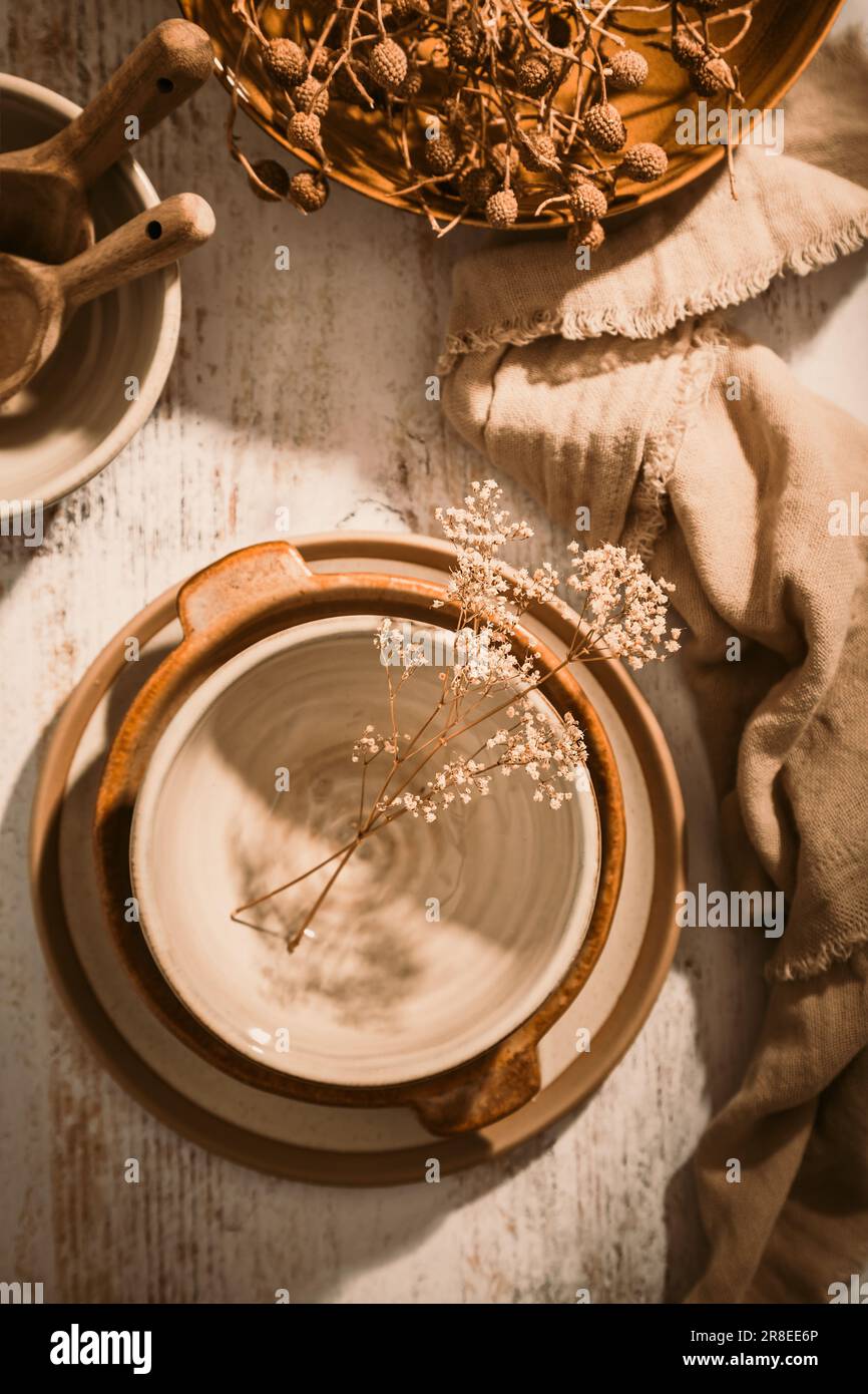 Set aus Keramikgeschirr. Leere Keramikplatten, Schüsseln und Tassen Küchentisch Stockfoto