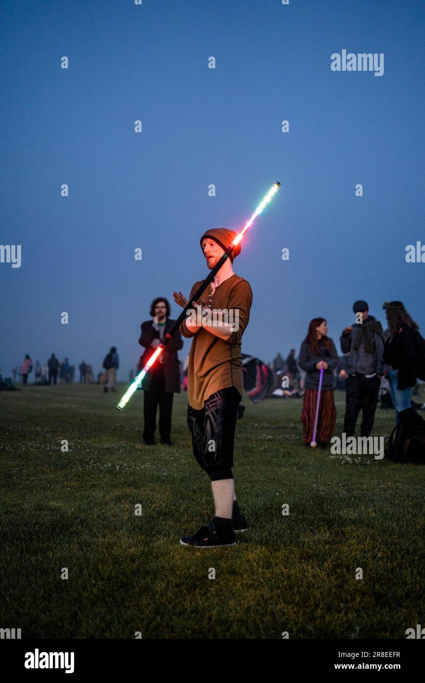Die jährlichen Sommersonnenfeiern finden in Stonehenge, Wiltshire, Großbritannien, statt Stockfoto
