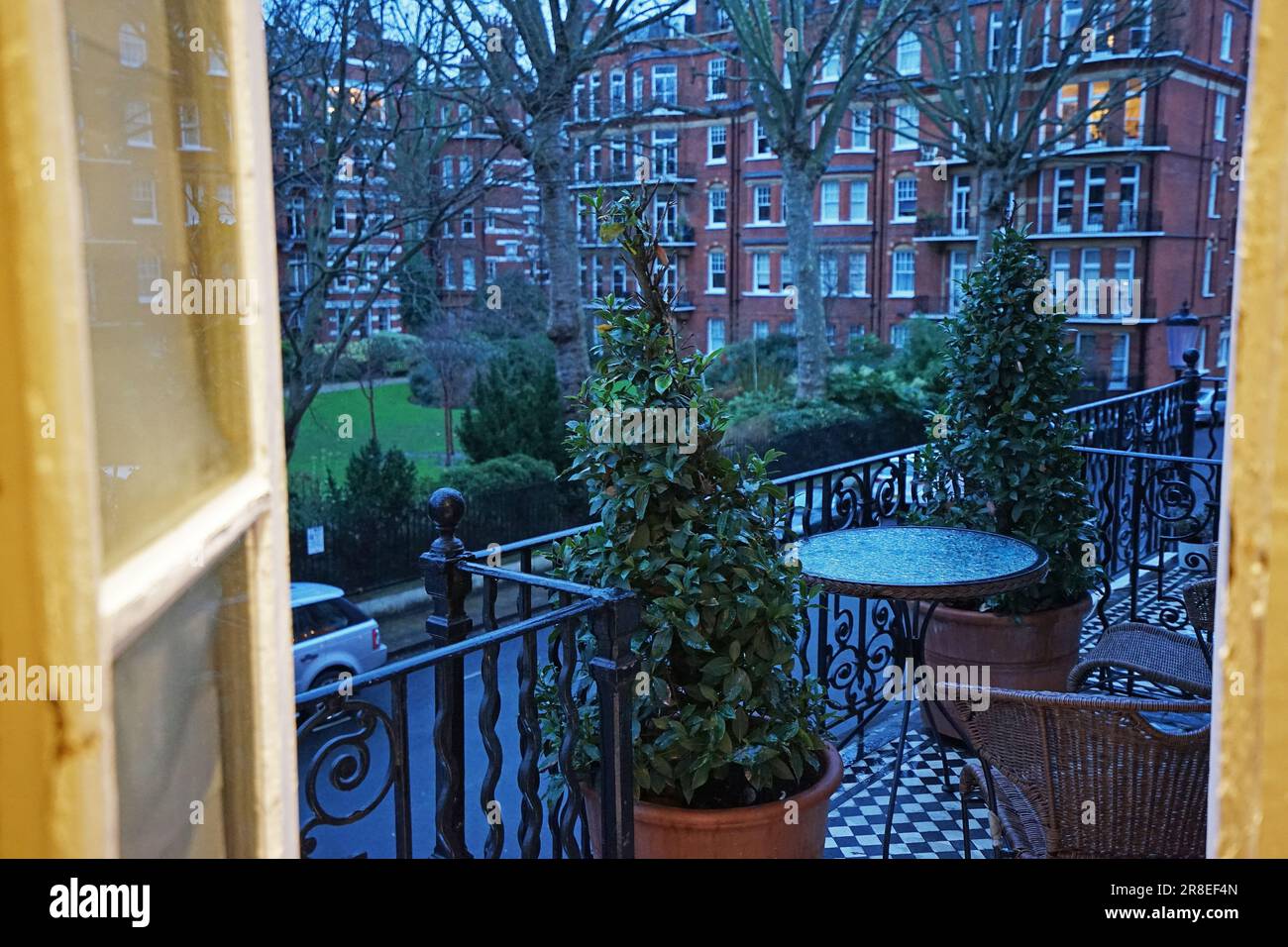 Europäisches Außendesign und architektonische Dekoration des britischen Hotels, Balkon und Terrasse mit Blick auf den Naturpark London, Großbritannien Stockfoto