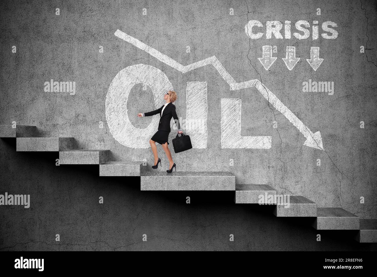 Eine Geschäftsfrau mit Aktentasche steigt die Treppe hoch. Das Ölkrisenkonzept zieht sich an die Wand Stockfoto