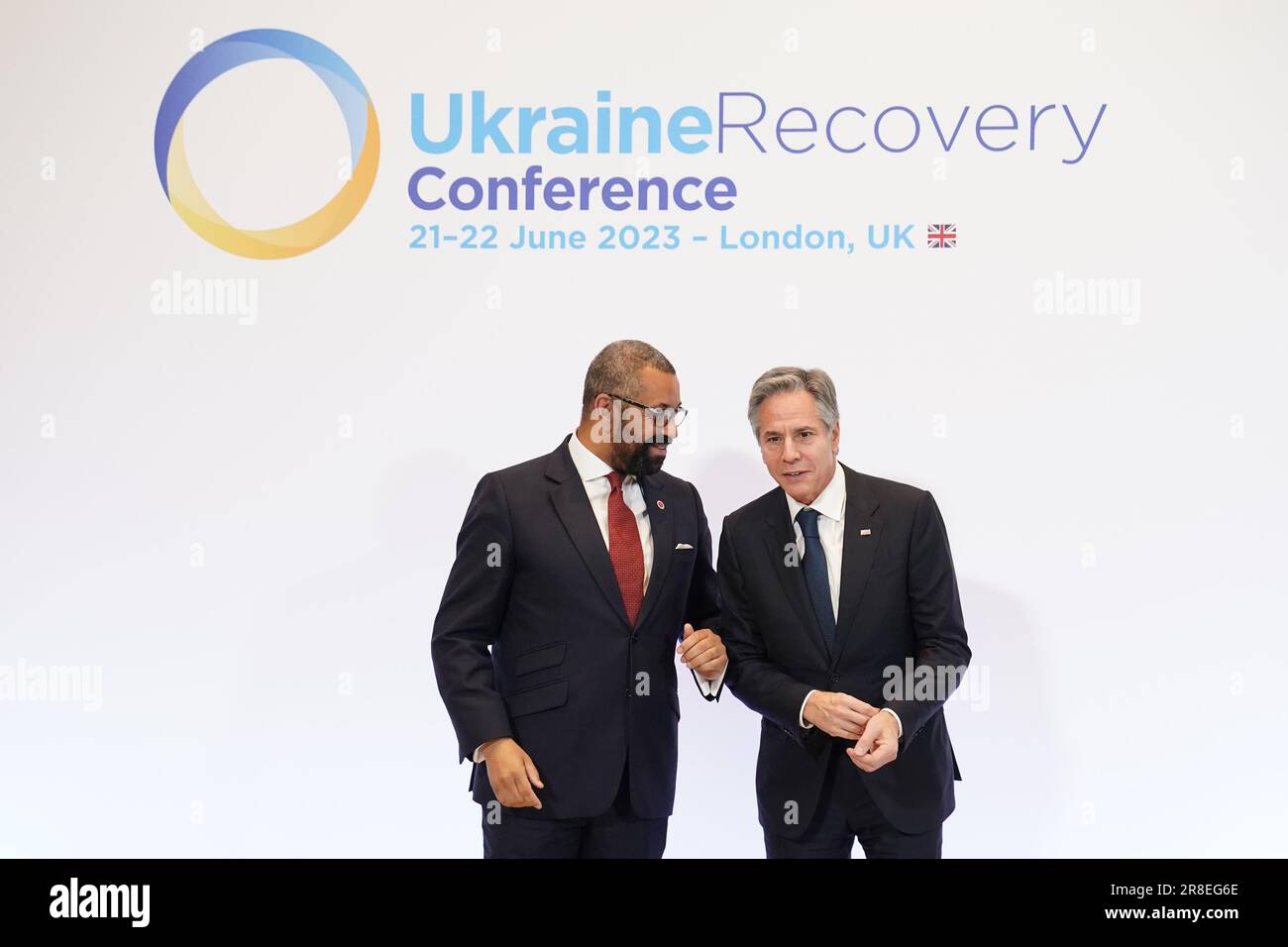 Außenminister James cleverly (links) begrüßt US-Außenminister Anthony Blinken zur Ukraine Recovery Conference, die im InterContinental London - O2 im Osten Londons stattfindet. Bilddatum: Mittwoch, 21. Juni 2023. Stockfoto