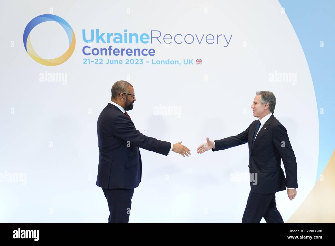 Außenminister James cleverly (links) begrüßt US-Außenminister Anthony Blinken zur Ukraine Recovery Conference, die im InterContinental London - O2 im Osten Londons stattfindet. Bilddatum: Mittwoch, 21. Juni 2023. Stockfoto