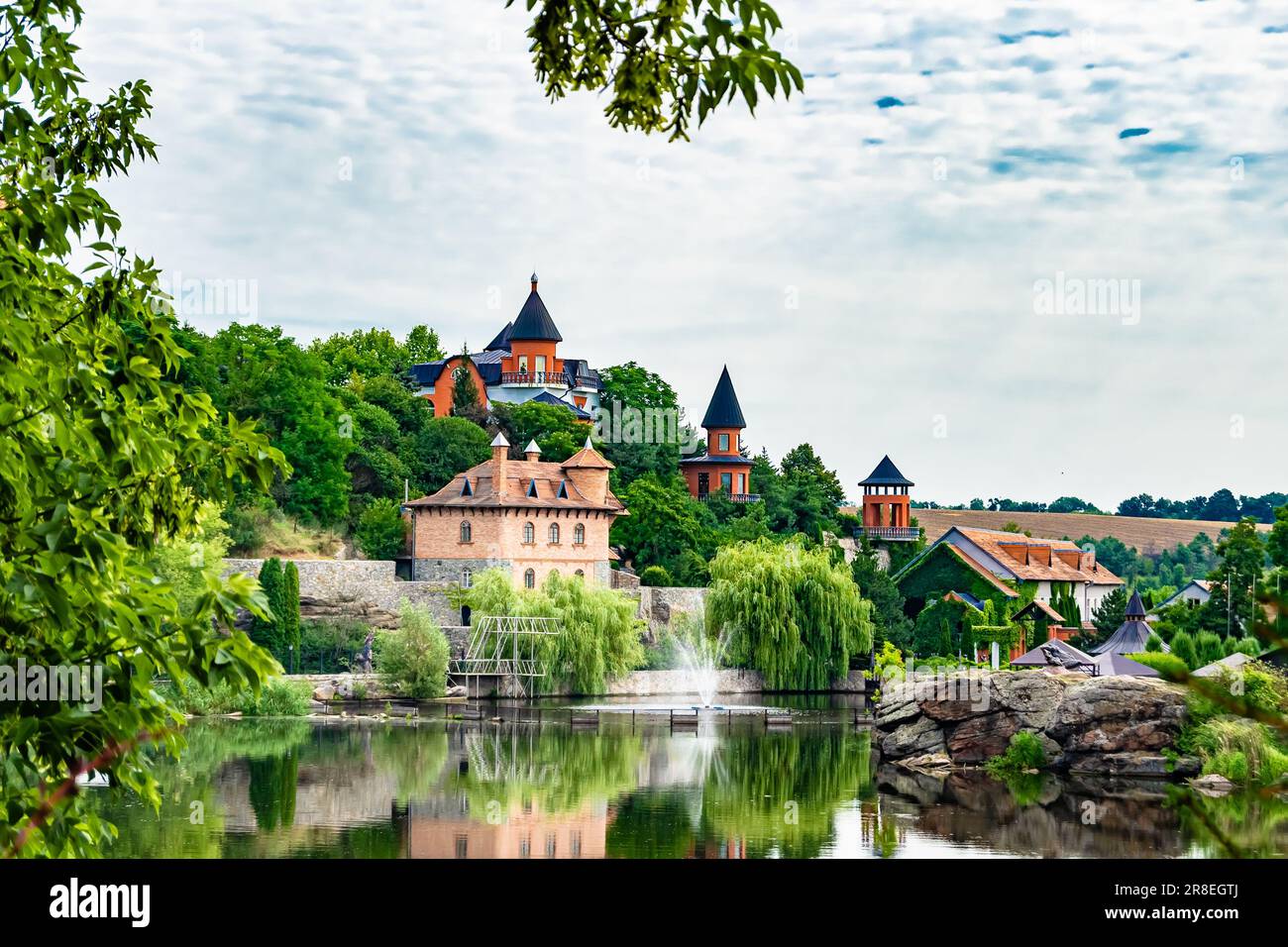 Fotografie zum Thema antikes Ziegelschloss mit großem Turm im Hintergrund natürliche Natur, Foto bestehend aus antikem Ziegelschloss mit großem Turm, an Stockfoto