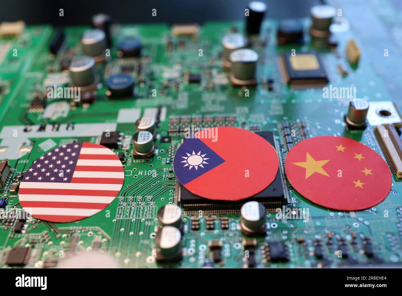 Motherboard und Länderflaggen. Bild: Halbleiter und Spekulationen über den Halbleiterkrieg in den USA, China, Taiwan usw. Stockfoto