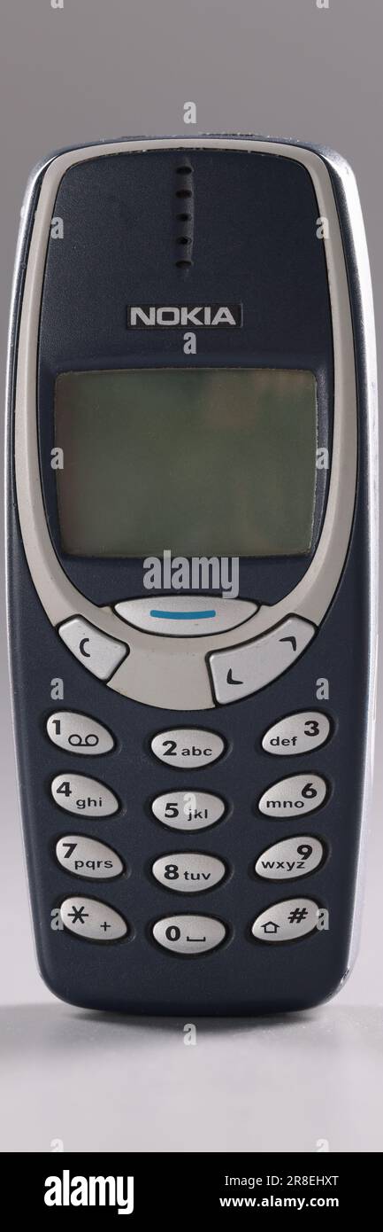 Georgia Tiflis 22. August 2022: Original Nokia 3310 in blauem Umschlag auf grauem Hintergrund Stockfoto