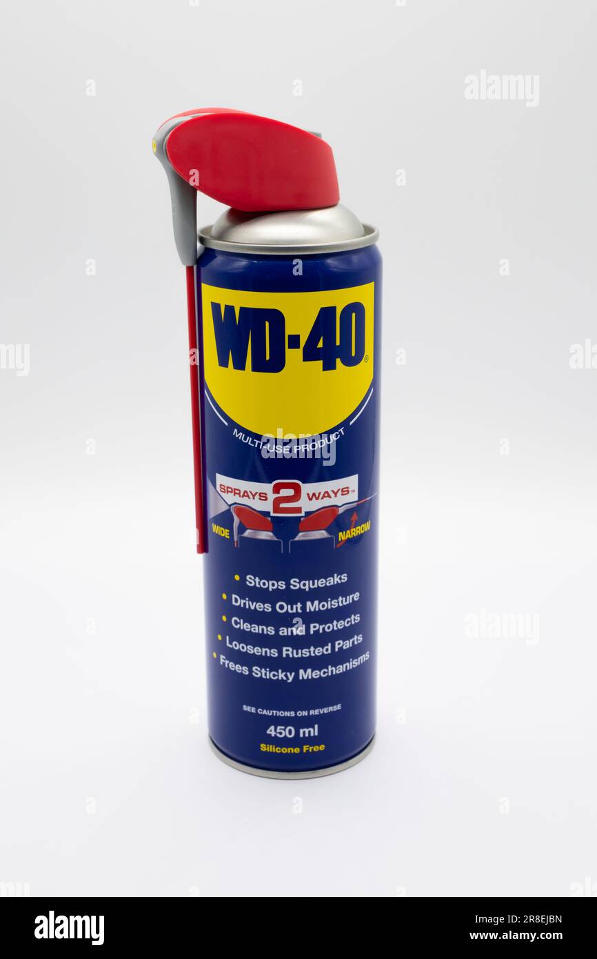 Irvine, Schottland, Großbritannien - 02. Februar 2023: Mehrzweckspray der Marke WD-40 in einer 450ml ml komprimierten Blechdose mit Kunststoffabzug und Stroh. Stockfoto