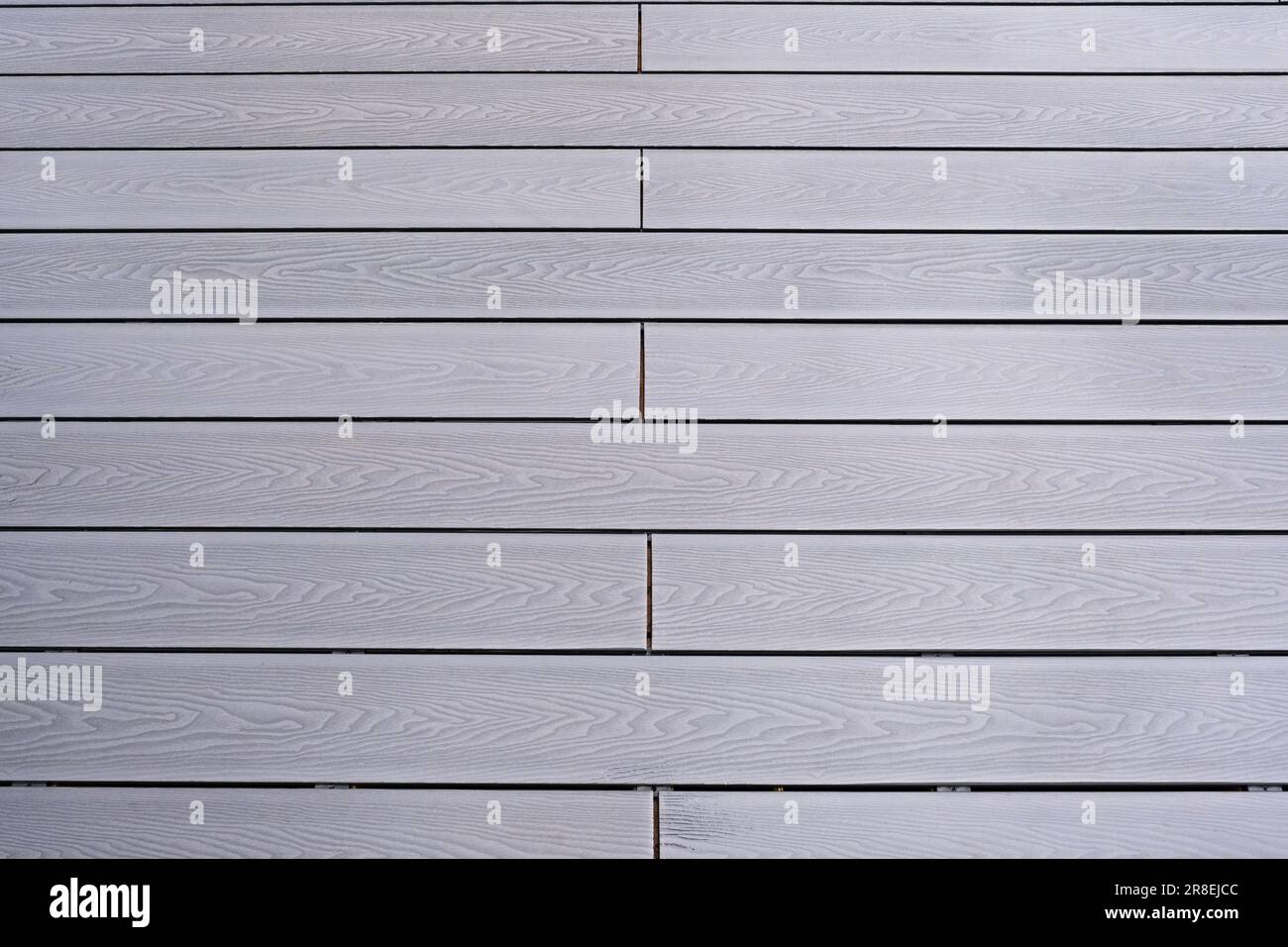 Aschegraue Terrassendielen aus Verbundwerkstoff an einem regnerischen, nassen Tag zeigen die volle Maserung der Terrassendielen Und Ein gutes Hintergrundbild Stockfoto
