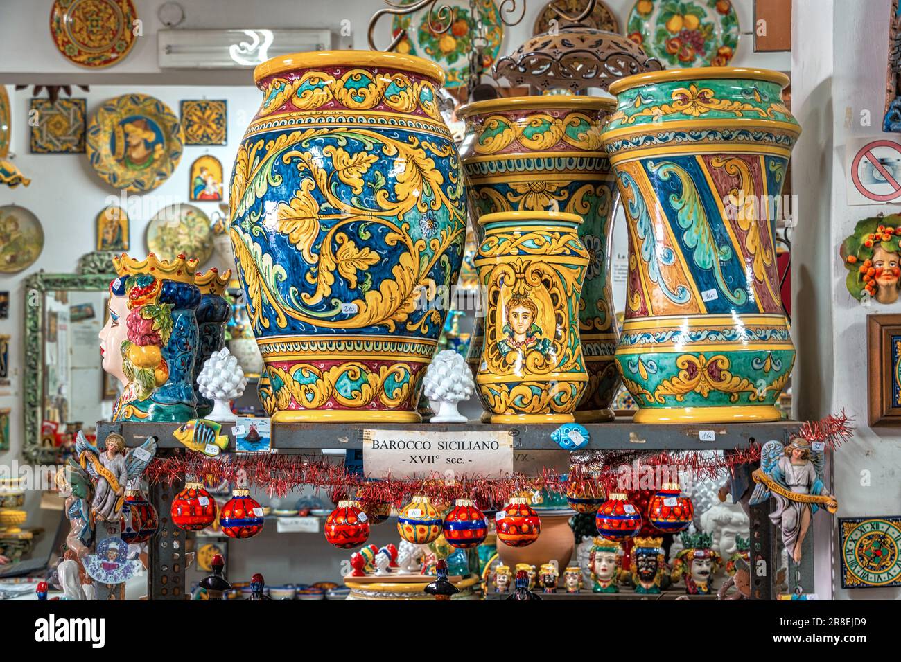Traditioneller sizilianischer Keramikshop in Santo Stefano di Camastra. Teller, Becher, Büsten, Vasen, farbige Behälter und handgefertigte Produkte. Sizilien Stockfoto