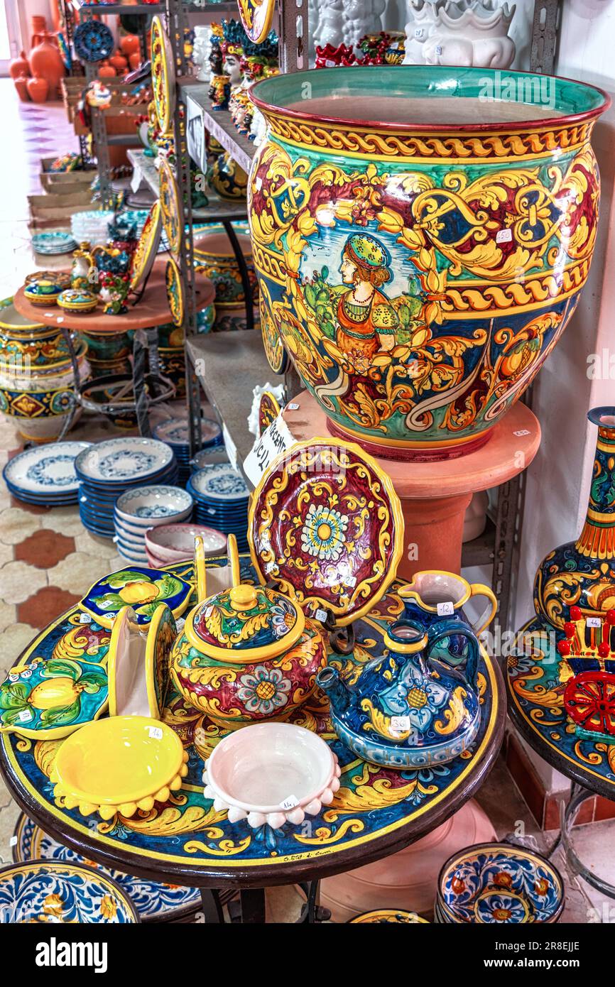 Traditioneller sizilianischer Keramikshop in Santo Stefano di Camastra. Teller, Becher, Büsten, Vasen, farbige Behälter und handgefertigte Produkte. Sizilien Stockfoto