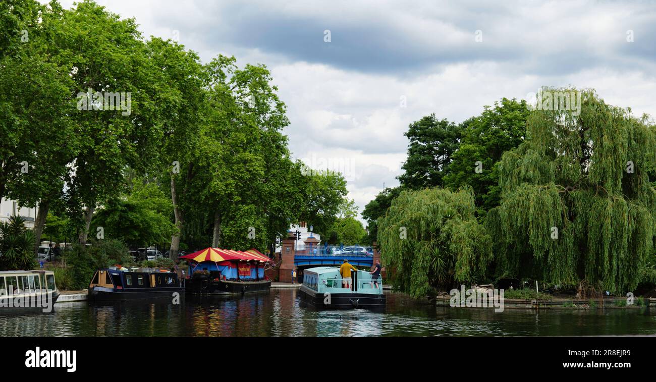 London - 05 28 2022 Uhr: Touristenboot und Hausboote in Little Venice in der Nähe der Rembrandt-Gärten auf dem Canal Grande Stockfoto