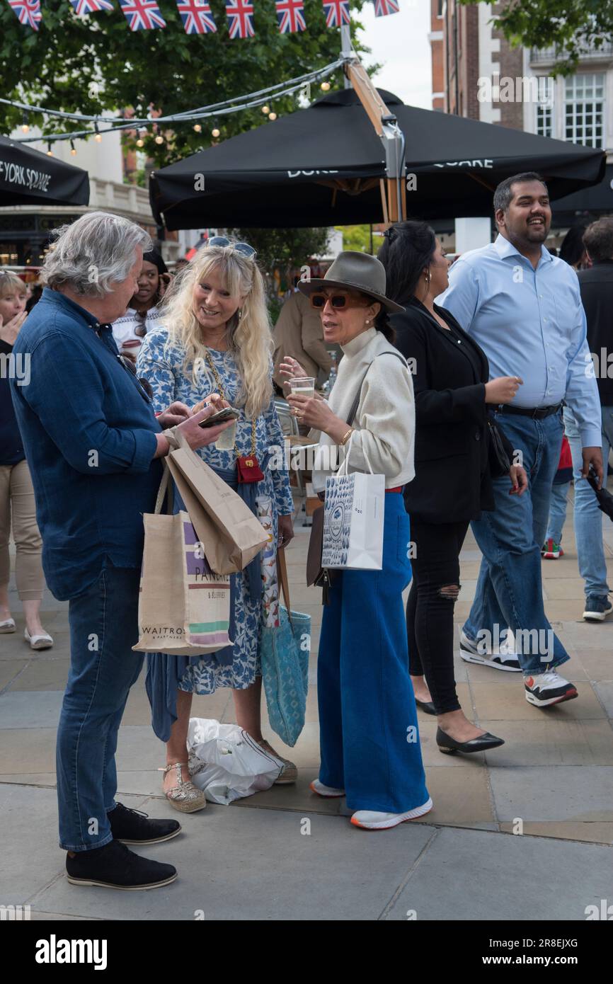 Chelsea, London, England, 4. Juni 2022. Die Kings Road, Platinum Jubilee Street Party, die den Krisenappell des britischen Roten Kreuzes in der Ukraine unterstützt. Die Kings Road ist teilweise für den Verkehr gesperrt, die Menschenmassen der Einheimischen und Touristen genießen das Sommerwetter. Die Einheimischen plaudern und trinken Champagner auf dem Duke of York Square. Stockfoto