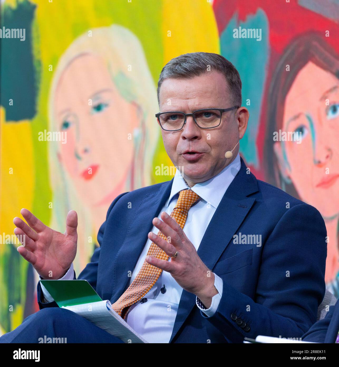Petteri Orpo führte vor den finnischen Parlamentswahlen 2023 eine Podiumsdiskussion mit Parteiführern durch, die von den Medien gesponsert wurde. Stockfoto