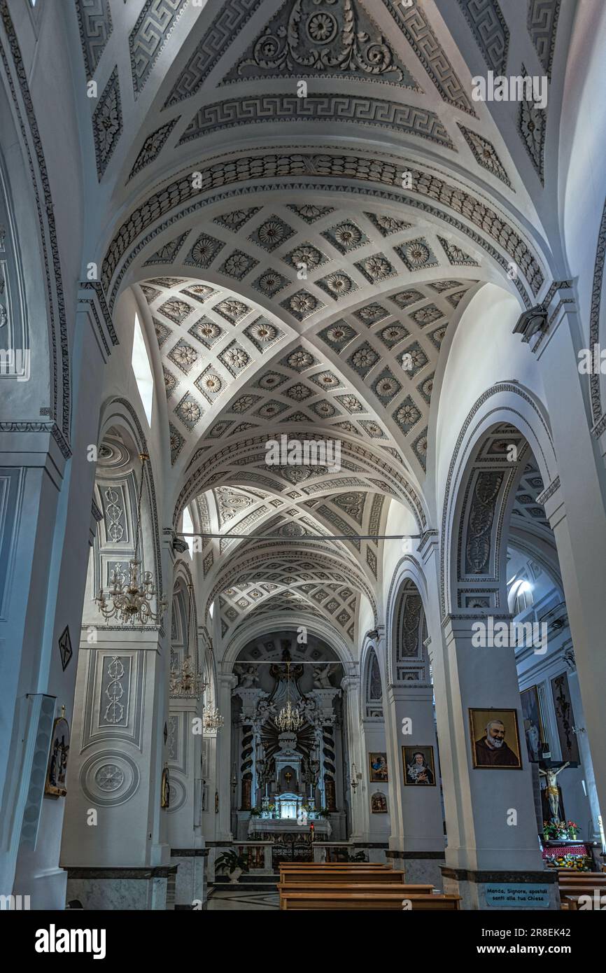 Die reich verzierten Kreuzgewölbe der Hauptkirche von Santo Stefano di Camastra. Provinz Messina, Sizilien, Italien, Europa Stockfoto