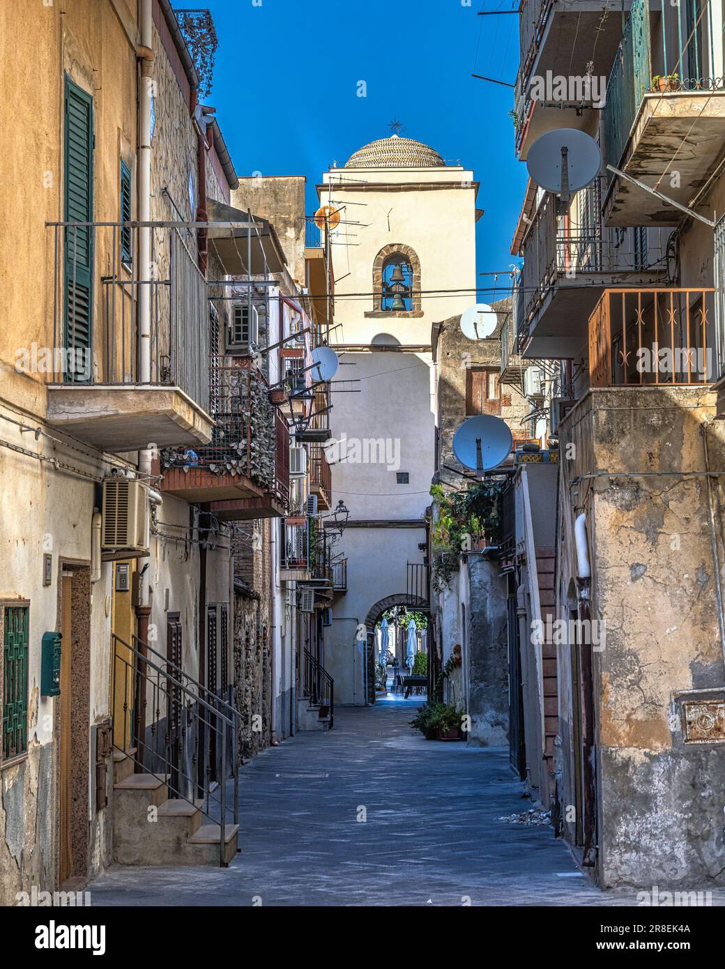 Die Hauptkirche, die San Nicola di Bari gewidmet ist, befindet sich im historischen Zentrum von Santo Stefano di Camastra. Provinz Messina, Sizilien, Italien, Europa Stockfoto