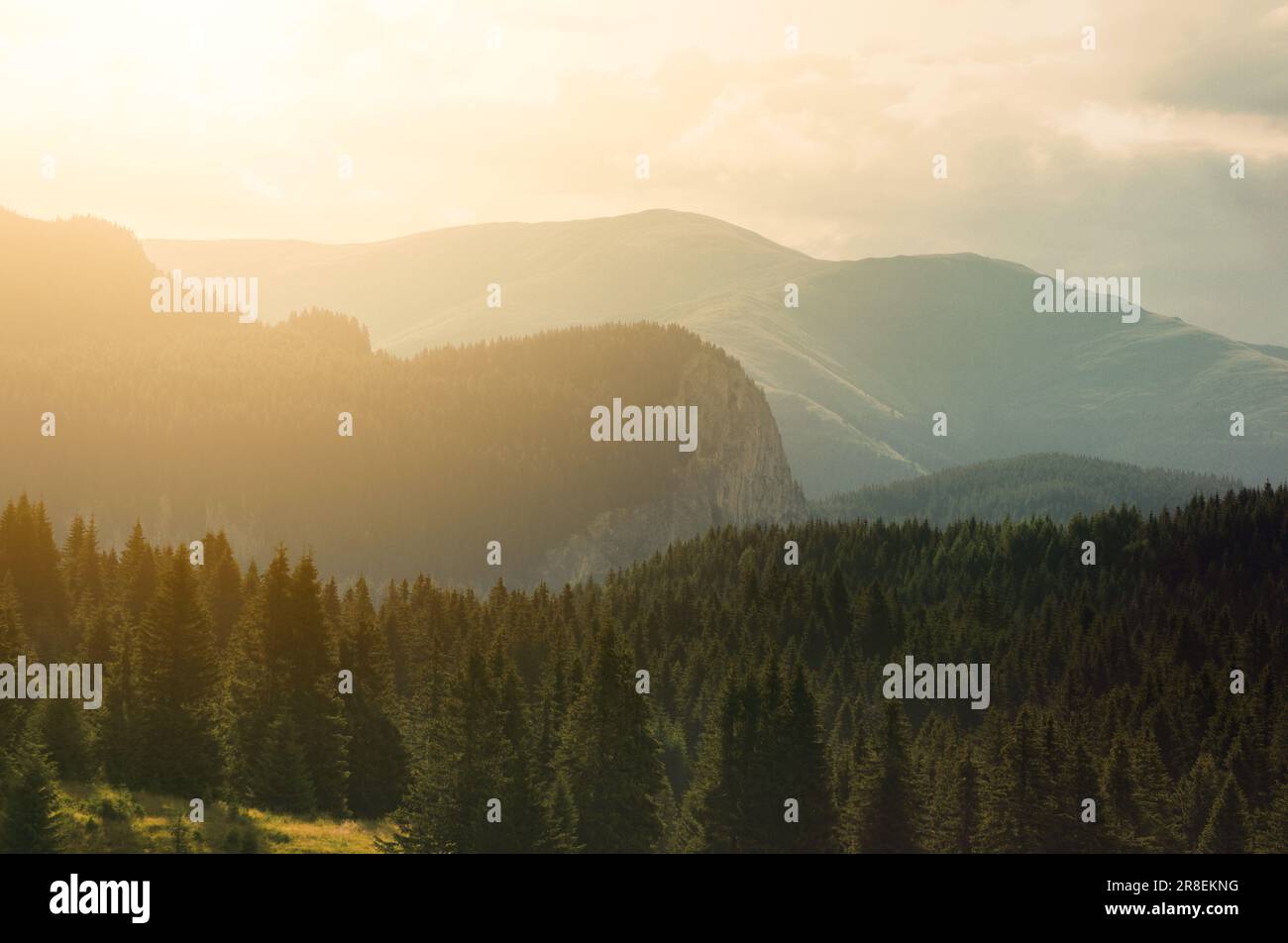 Sonnenuntergang über den rumänischen Bergen Stockfoto