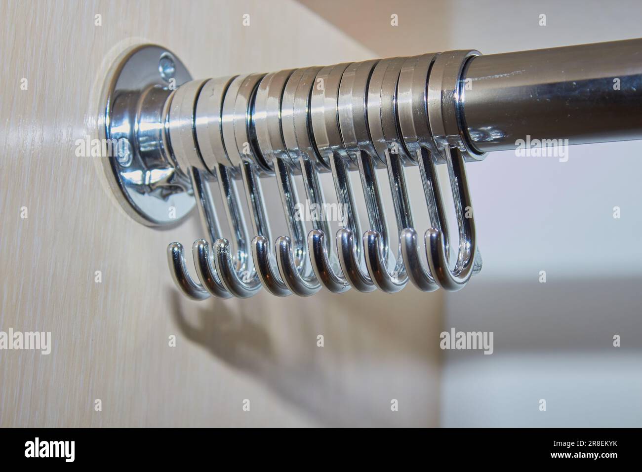 Haken zum Aufhängen von Kleidung leer im Kleiderschrank Stockfoto