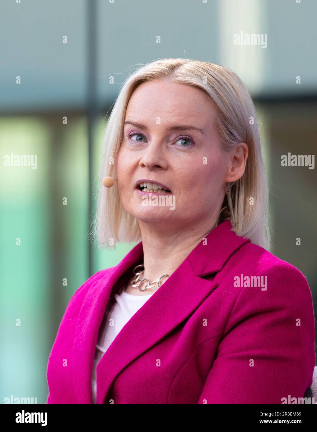 Riikka Purra, Wahlkampf in einer Podiumsdiskussion mit Parteiführern vor den finnischen Parlamentswahlen 2023. Stockfoto