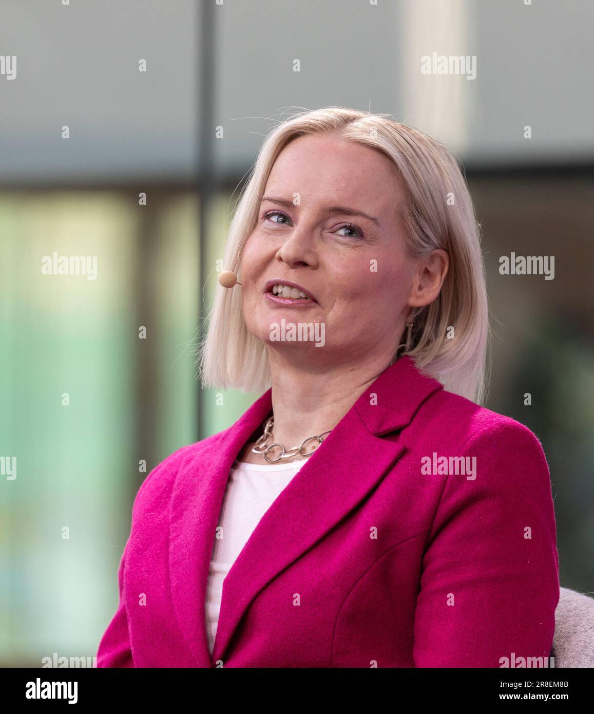 Riikka Purra, Wahlkampf in einer Podiumsdiskussion mit Parteiführern vor den finnischen Parlamentswahlen 2023. Stockfoto